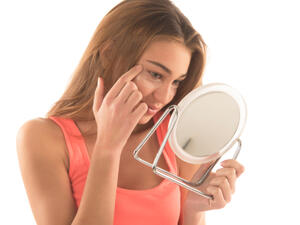 الهالات السوداء تظهر على شكل صبغات جلدية قاتمة اللون تحت العين (shutterstock.com)