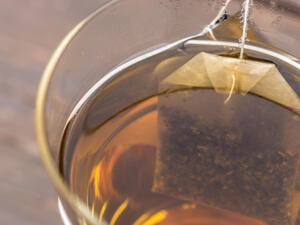 الأشخاص الذين يستهلكون الشاي الساخن أقل عرضة للإصابة بالمياه الزرقاء (shutterstock.com)