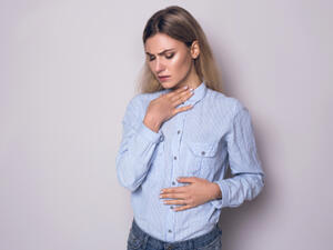 في حالة التهاب الحلق المصحوب بالحمى والتهاب اللوزتين يجب استشارة الطبيب (shutterstock.com)