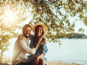 المرأة تنجذب للرجل المرح (shutterstock.com)