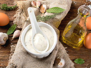 يمكنك إضافة نكهة الفانيليا للمايونيز للتغلب على رائحته النفاذة أثناء الاستعمال (shutterstock.com)
