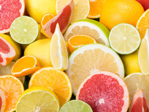 تساعد أحماض الفواكه على تشجيع إنتاج خلايا جديدة (shutterstock.com)