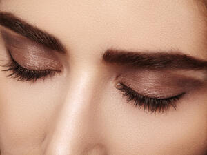 بخطوات بسيطة يمكنك مواجهة مشكلة الجفون المتدلية (shutterstock.com)