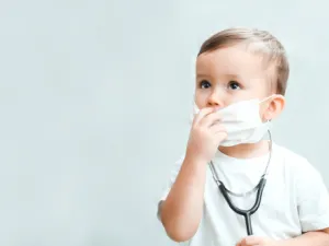 التهاب القصبات الهوائية يتشكل خطراً على حياة الأطفال (shutterstock.com)