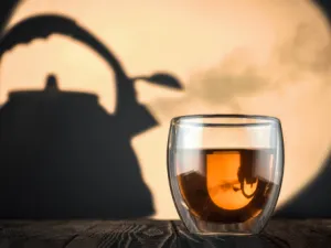 يعتقد الأطباء أن للشاي الساخن تأثيرًا كبيرًا على صحة العين (shutterstock.com)
