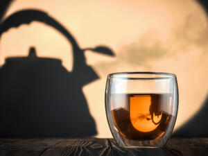 يعتقد الأطباء أن للشاي الساخن تأثيرًا كبيرًا على صحة العين (shutterstock.com)