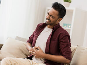 تحصل حرقة المعدة المزمنة لأسباب متعلقة بطريقة وأنواع الغذاء التي نستهلكها (shutterstock.com)