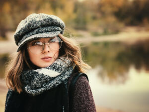 أصبحت النظارة قطعة إكسسوار تضفي لمسة أناقة (shutterstock.com)