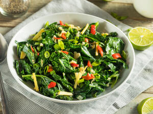 تعد الخضروات الورقية وسيلة بسيطة لتعزيز صحة الدماغ (shutterstock.com)