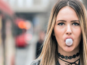 يزيد مضغ العلكة من ضخ الدم إلى المخ (shutterstock.com)