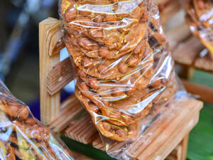 إذا وجدت يرقات أو خيوط دقيقة في طعامك، فلابد من التخلص منه كله (shutterstock.com)
