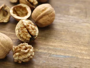 يسهم الجوز في الحماية من أمراض القلب (shutterstock.com)