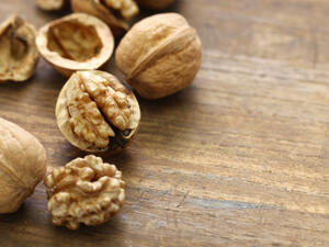 يسهم الجوز في الحماية من أمراض القلب (shutterstock.com)