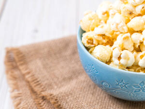 يمكن تحضير وتناول الفشار المنزلي كسناك بين الوجبات (shutterstock.com)