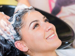  ينبغي غسل الشعر بالشامبو مرتين في كل غسلة (shutterstock.com)