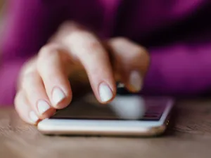 5 أماكن تجنت تخزين الهواتف المحمولة بها (shutterstock.com)