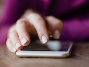 5 أماكن تجنت تخزين الهواتف المحمولة بها (shutterstock.com)