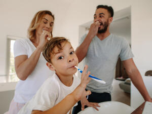 على الشخص أن يقوم بغسل أسنانه مرتين على الأقل يوميًا أو بعد كل وجب (shutterstock.com)