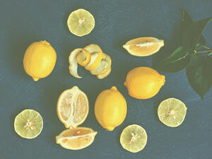 يعمل الليمون على تنقية الدم من السموم بصورة كبيرة (shutterstock.com)