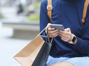 إذا أردت التوقف عن هذا الإدمان، فعليك الابتعاد عن الهاتف (shutterstock.com)