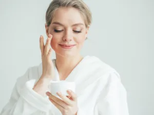 بعد تحديد نوع البشرة يتم تحديد ما هو المناسب لبشرتك (shutterstock.com)