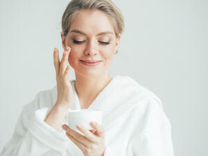 بعد تحديد نوع البشرة يتم تحديد ما هو المناسب لبشرتك (shutterstock.com)