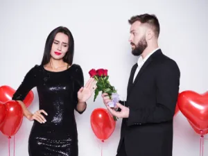 التجاهل والإهمال أهم مؤشرات بأنك تعيش مع شخص لا يحبك (shutterstock.com)
