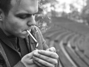 الصلة بين أمراض الظهر والتدخين تعود إلى أن النيكوتين الموجود في دخان السجائر (shutterstock.com)