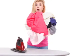 اخفضي درجة حرارة المكواة إلى أقل درجة ممكنة متاحة (shutterstock.com)