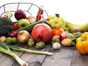 تعتبر الخضروات والفاكهة مصدرًا غنيًا بالفيتامينات (shutterstock.com)
