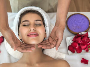 قومي بتدليك وجهك بحركات دائرية أكثر من مرة خلال اليوم (shutterstock.com)