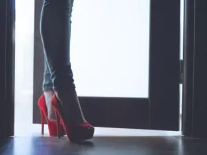 رش بودرة الأطفال على القدمين قبل ارتداء الحذاء ذات الكعب المرتفع (shutterstock.com)
