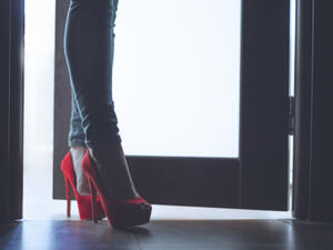 رش بودرة الأطفال على القدمين قبل ارتداء الحذاء ذات الكعب المرتفع (shutterstock.com)