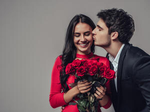 في يوم الفالنتاين، يجب اختيار تسريحة رومانسية (shutterstock.com)
