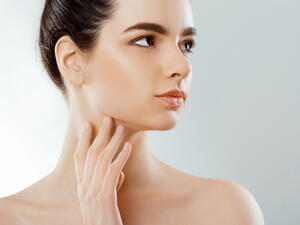 كائن طفيلي يعيش في وجهك.. تعرف عليه (shutterstock.com)
