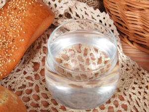 يزيد شرب الماء الدافئ من تدفق الدم إلى الأنسجة (shutterstock.com)