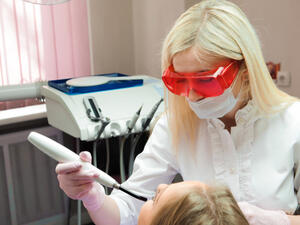 ينصح بتفريش أسنانهم بمعجون الأسنان قبل تناول الطعام (shutterstock.com)