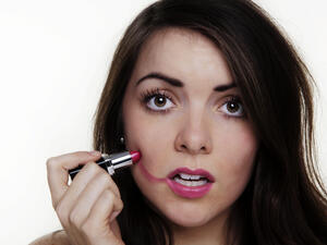 استخدام لون أحمر شفاه خاطئ فهذا يشوّه شكل شفتيكِ (shutterstock.com)