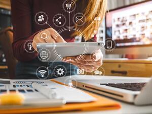 Artificial intelligence (AI) and chatbots rank among the top 10 trends in digital marketing this year. (Shutterstock)