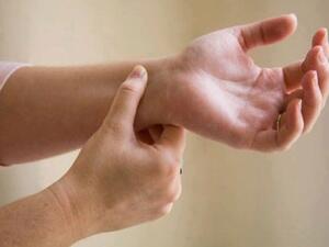 اضغطوا على هذه النقطة في جسمك إذا أصبتم بالغثيان أو بالرغبة في التقيؤ!