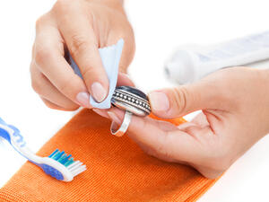 الخواتم تعدّ من أكثر الحلي عرضةَ للخدش، والرطوبة، والغبار