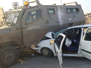 سيارة الشهيد ويبدو في داخلها بعدما اصطدم بالية عسكرية اسرائيلية