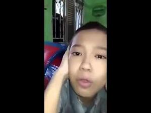  الطفل لا يعرف عن الإسلام شيئًا ولكنه يسمع الأذان في التلفزيون - يوتيوب