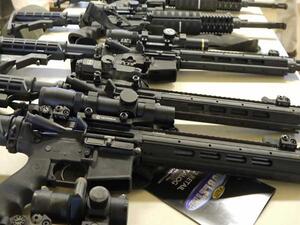 أسلحة أمريكية تعرض للبيع في سوريا عبر موقع "تلغرام"