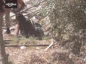 لحظة وقوع عنصر قوات النظام أسيرا بيد جيش الإسلام - يوتيوب