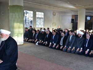  بشار الأسد يؤدي صلاة عيد الأضحى في مسجد في مدينة داريا