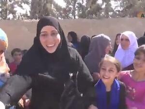 زغاريت وتصفيق من الحاضرين من النساء والأطفال لحظة حرق البرقع