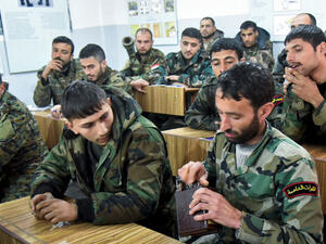 عسكريون سوريون في مركز مكافحة الألغام في حلب
