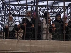 صورة لمعتقلات من الطائفة العلوية لدى "جيش الإسلام" - أرشيف