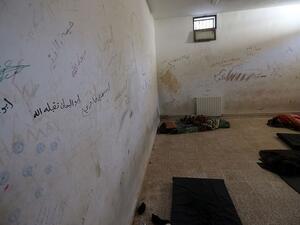 المرضى في السجون يطرحون أرضا ويشدون من شعرهم أثناء إنزالهم من الدرج 